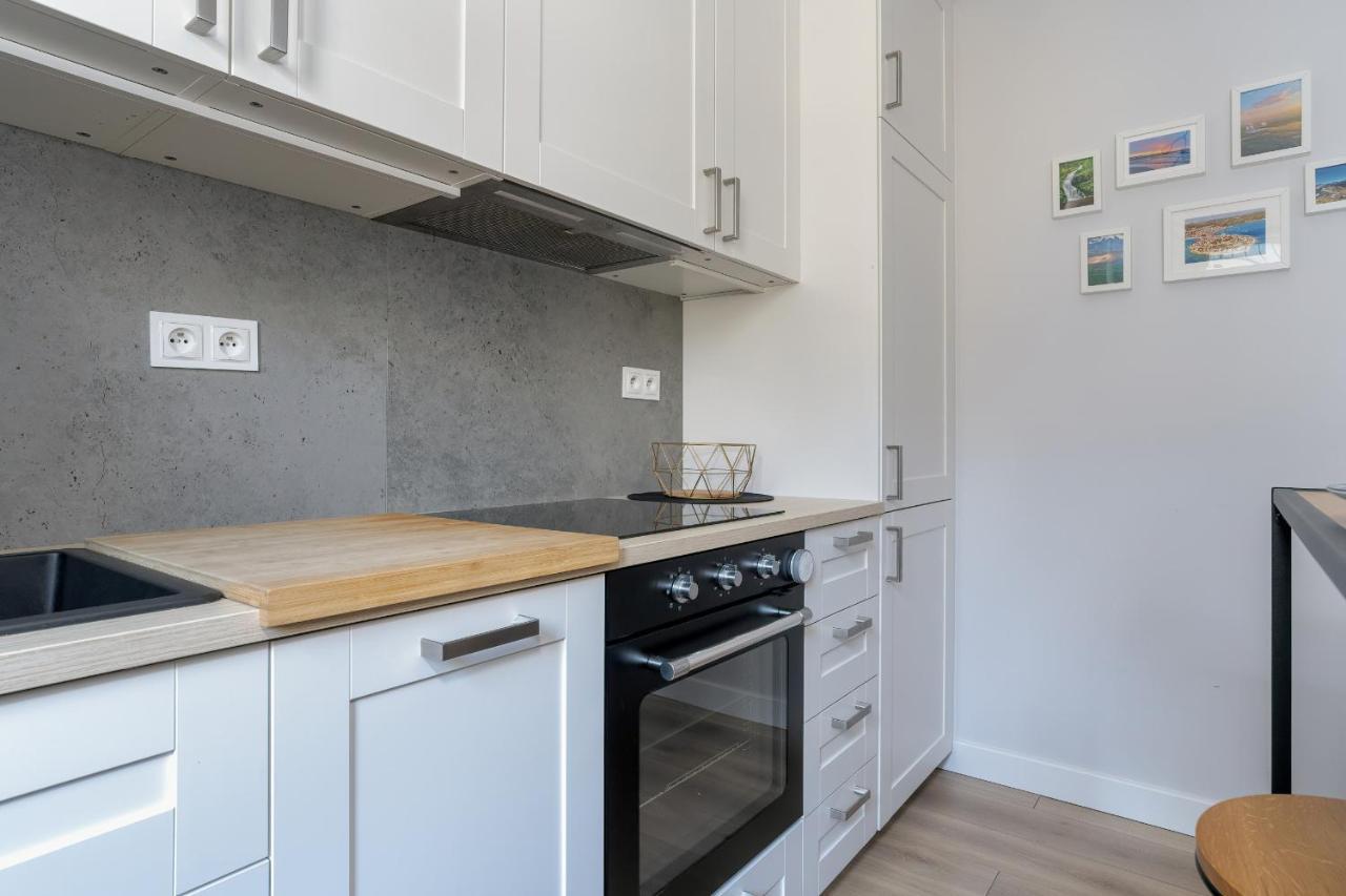 Stylish & Comfy Garbary With Parking By Renters Apartamento
