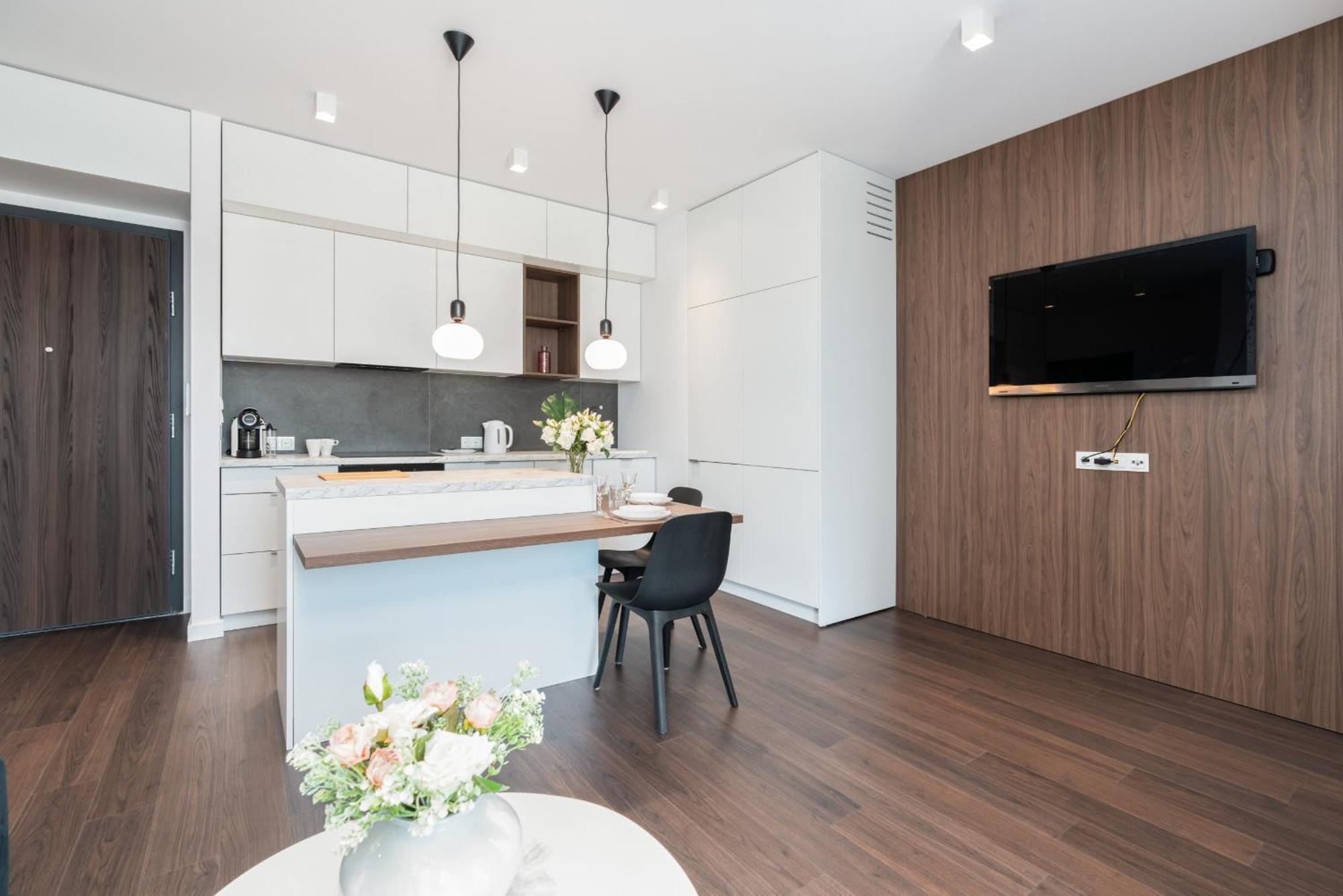 Stylish & Comfy Garbary With Parking By Renters Apartamento