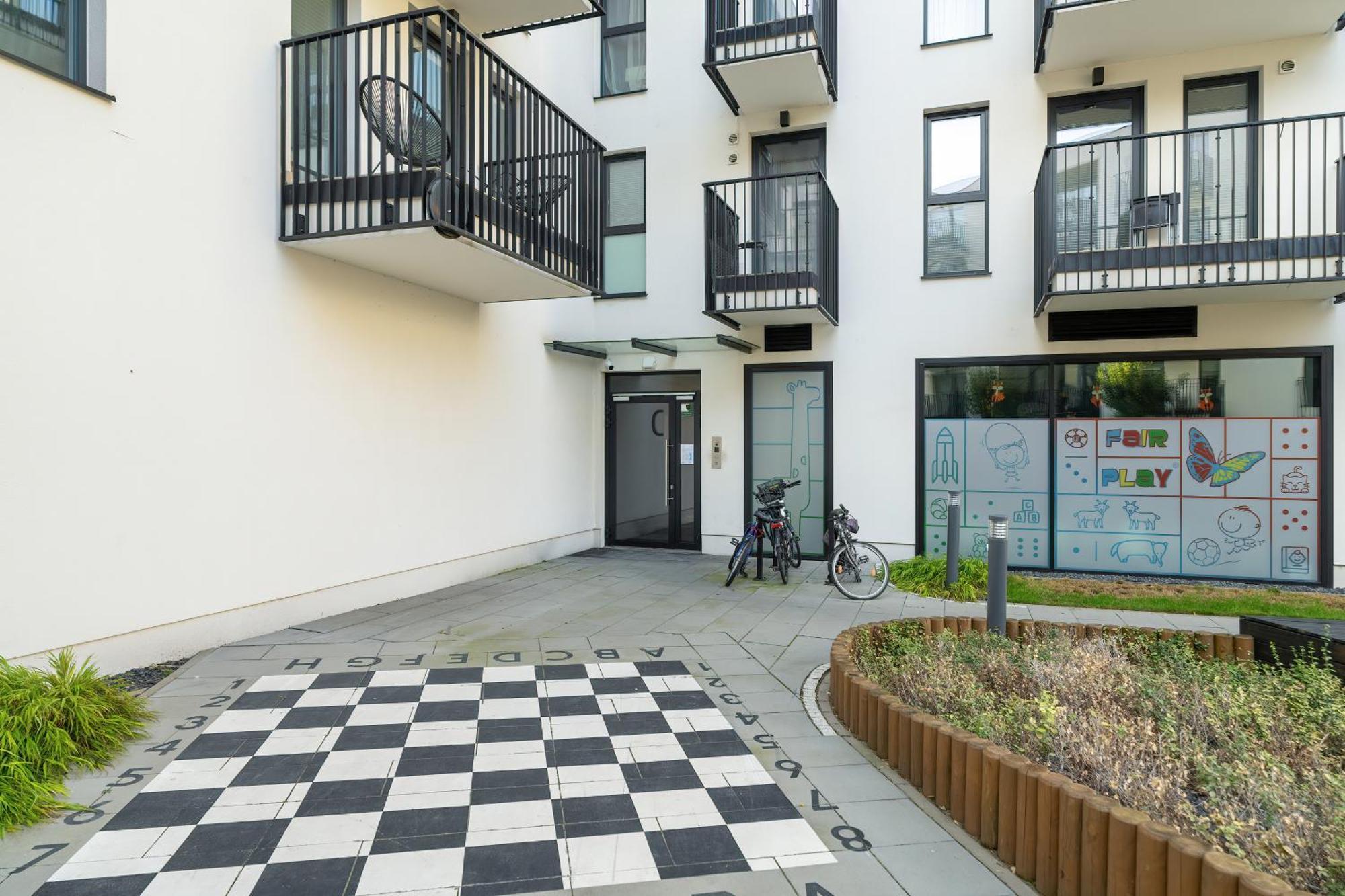 Stylish & Comfy Garbary With Parking By Renters Apartamento