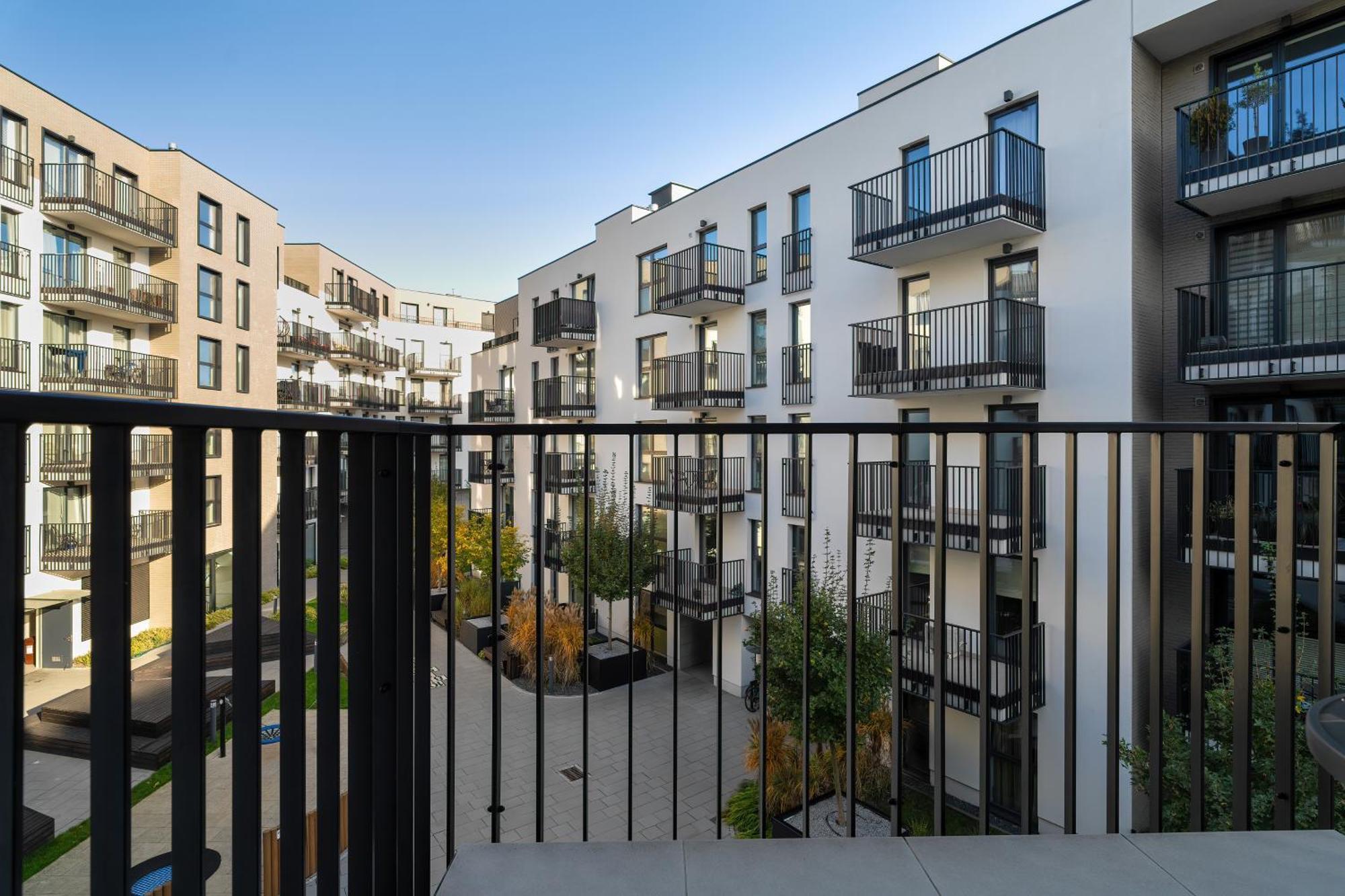 Stylish & Comfy Garbary With Parking By Renters Apartamento *